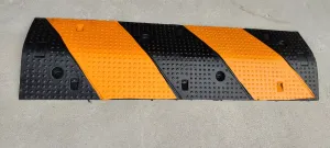 Černo-žlutý plastový průběžný zpomalovací práh - délka 30 cm, šířka 100 cm, výška 5 cm