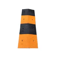 Černo-žlutý plastový průběžný zpomalovací práh - délka 33 cm, šířka 50 cm, výška 4 cm