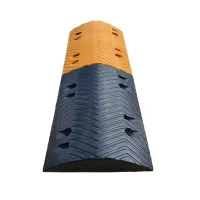 Černo-žlutý plastový průběžný zpomalovací práh - délka 34 cm, šířka 100 cm, výška 7,5 cm