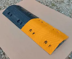 Černo-žlutý plastový průběžný zpomalovací práh - délka 34 cm, šířka 100 cm, výška 7,5 cm