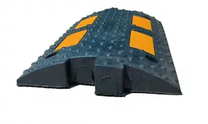 Černo-žlutý plastový průběžný zpomalovací práh - délka 50 cm, šířka 30 cm, výška 5 cm