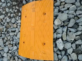 Černo-žlutý plastový průběžný zpomalovací práh (sada) - délka 33 cm, šířka 100 cm, výška 4 cm