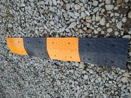 Černo-žlutý plastový průběžný zpomalovací práh (sada) - délka 33 cm, šířka 100 cm, výška 4 cm