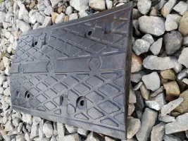 Černo-žlutý plastový průběžný zpomalovací práh (sada) - délka 33 cm, šířka 100 cm, výška 4 cm