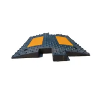 Černo-žlutý plastový průběžný zpomalovací práh SB70 - délka 50 cm, šířka 50 cm, výška 5 cm