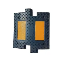 Černo-žlutý plastový průběžný zpomalovací práh SB70 - délka 50 cm, šířka 50 cm, výška 5 cm