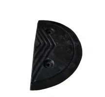 Černý plastový koncový zpomalovací práh - délka 33 cm, šířka 17 cm, výška 4 cm