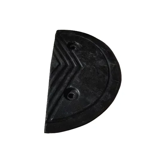 Černý plastový koncový zpomalovací práh - délka 33 cm, šířka 17 cm, výška 4 cm