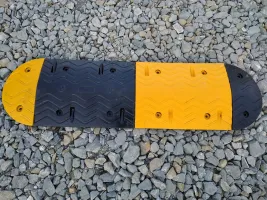 Černý plastový koncový zpomalovací práh SB50 - délka 38 cm, šířka 20 cm, výška 5 cm