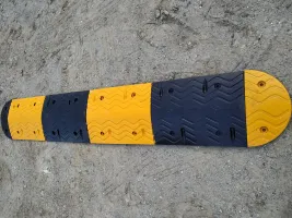 Černý plastový koncový zpomalovací práh SB50 - délka 38 cm, šířka 20 cm, výška 5 cm