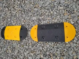 Černý plastový koncový zpomalovací práh SB80 - délka 36 cm, šířka 20 cm, výška 4 cm