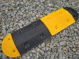 Černý plastový koncový zpomalovací práh SB80 - délka 36 cm, šířka 20 cm, výška 4 cm