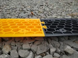 Černý plastový průběžný zpomalovací práh SB80 - délka 36 cm, šířka 50 cm, výška 4 cm