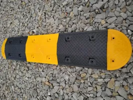 Černý plastový průběžný zpomalovací práh SB80 - délka 36 cm, šířka 50 cm, výška 4 cm