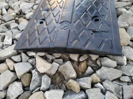Černý plastový průběžný zpomalovací práh SB90 - délka 33 cm, šířka 50 cm, výška 4 cm