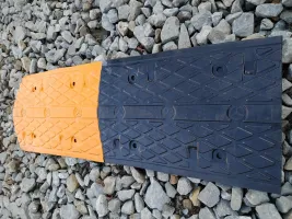 Černý plastový průběžný zpomalovací práh SB90 - délka 33 cm, šířka 50 cm, výška 4 cm