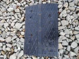 Černý plastový průběžný zpomalovací práh SB90 - délka 33 cm, šířka 50 cm, výška 4 cm