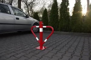 Červená ocelová sklopná parkovací zábrana - šířka 55 cm, výška 60 cm Červená ocelová sklopná parkovací zábrana - šířka 55 cm, výška 60 cm