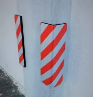 Červeno-bílá pěnová ochrana rohů zdí, stěn - délka 44 cm, šířka 12,5 x 12,5 cm, tloušťka 2 cm