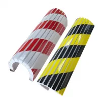 Červeno-bílá pěnová ochrana sloupů - délka 40 cm, šířka 25 cm, tloušťka 2 cm