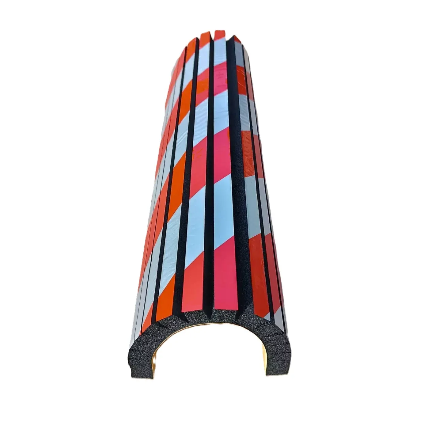 Červeno-bílá pěnová ochrana sloupů - délka 44 cm, šířka 25 cm, tloušťka 2 cm