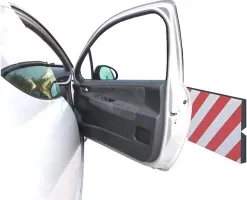 Červeno-bílá pěnová ochrana zdí, stěn - délka 50 cm, šířka 10 cm, tloušťka 2 cm