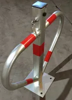 Stříbrná ocelová sklopná parkovací zábrana - šířka 55 cm, výška 60 cm