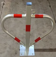 Stříbrná ocelová sklopná parkovací zábrana - šířka 55 cm, výška 60 cm