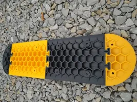 Žlutý plastový koncový zpomalovací práh SB80 - délka 36 cm, šířka 20 cm, výška 4 cm