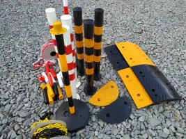 Žlutý plastový koncový zpomalovací práh SB90 - délka 33 cm, šířka 17 cm, výška 4 cm