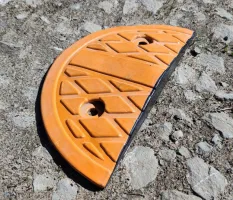 Žlutý plastový koncový zpomalovací práh SB90 - délka 33 cm, šířka 17 cm, výška 4 cm