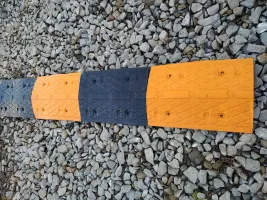 Žlutý plastový průběžný zpomalovací práh SB90 - délka 33 cm, šířka 50 cm, výška 4 cm