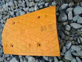 Žlutý plastový průběžný zpomalovací práh SB90 - délka 33 cm, šířka 50 cm, výška 4 cm