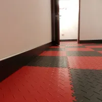 Černá plastová (PVC) zátěžová dlažba Fortelock Industry ECO Premium (kůže) - délka 51 cm, šířka 51 cm, výška 0,7 cm