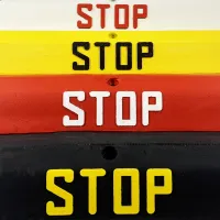 Červený plastový parkovací doraz FLOMA STOP - délka 90 cm, šířka 20 cm, výška 6,5 cm