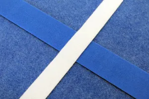 Modrý gymnastický koberec s lamelami FLOMA Slits - délka 14 m, šířka 200 cm, výška 3,5 cm