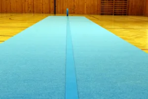 Modrý gymnastický koberec s lamelami FLOMA Slits - délka 800 cm, šířka 200 cm, výška 2,5 cm