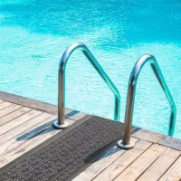 Černá plastová děrovaná terasová dlažba - délka 39,7 cm, šířka 39,7 cm, výška 1 cm