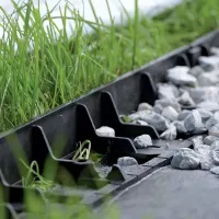 Černý plastový zahradní obrubník - délka 800 cm, šířka 8,4 cm, výška 5,7 cm