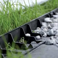 Černý plastový zahradní obrubník GC25 - délka 800 cm, šířka 8,4 cm, výška 4,5 cm