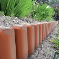 Hnědý plastový zahradní obrubník GC50 - délka 250 cm, výška 22,8 cm