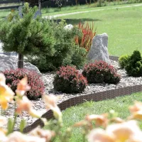 Hnědý plastový zahradní obrubník GC85 - délka 390 cm, výška 18,6 cm