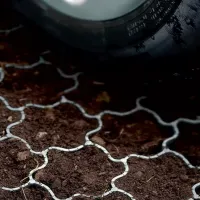 Černá plastová zatravňovací dlažba - délka 60 cm, šířka 40 cm, výška 3,3 cm