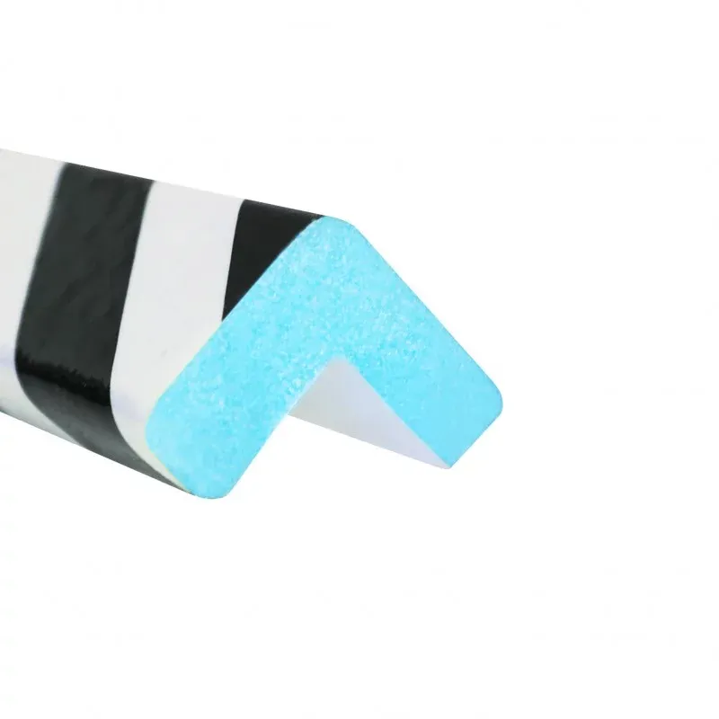 Černo-bílá pěnová výstražná fotoluminiscenční ochrana rohů zdí, stěn PI-1 - délka 100 cm, šířka 3,3 x 3,3 cm, tloušťka 1 cm