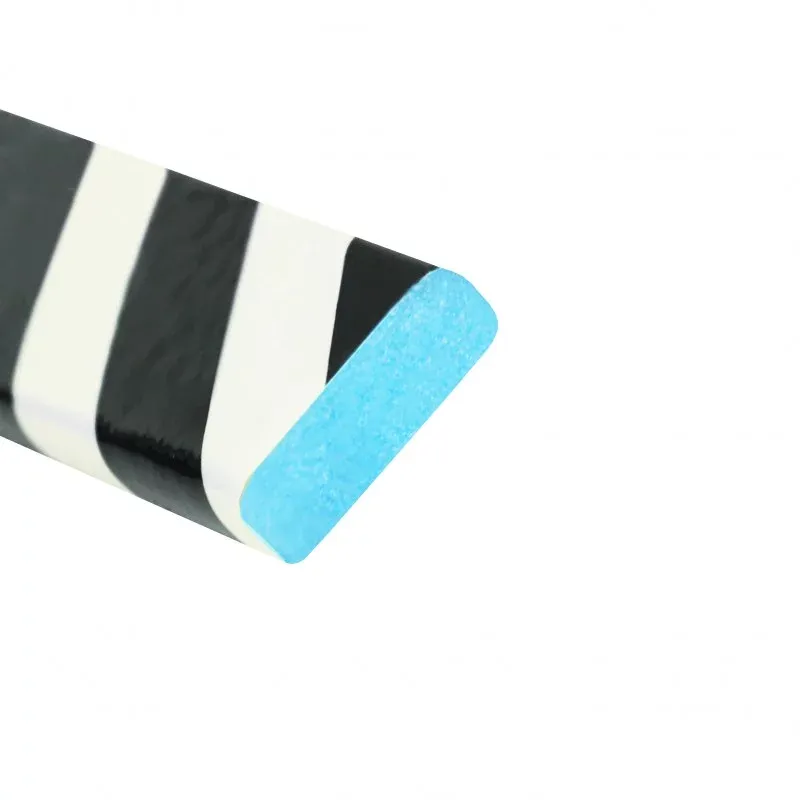 Černo-bílá pěnová výstražná fotoluminiscenční ochrana zdí, stěn PI-4 - délka 100 cm, šířka 3,3 cm, výška 1 cm