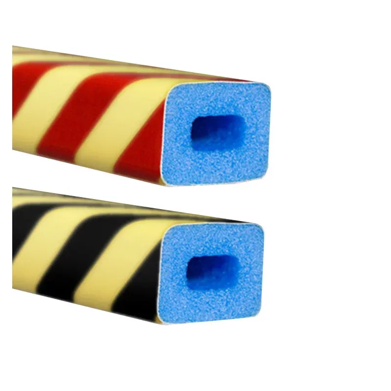 Černo-žlutá pěnová výstražná fotoluminiscenční ochrana zdí, stěn typ AC - délka 100 cm, výška 4,5 cm