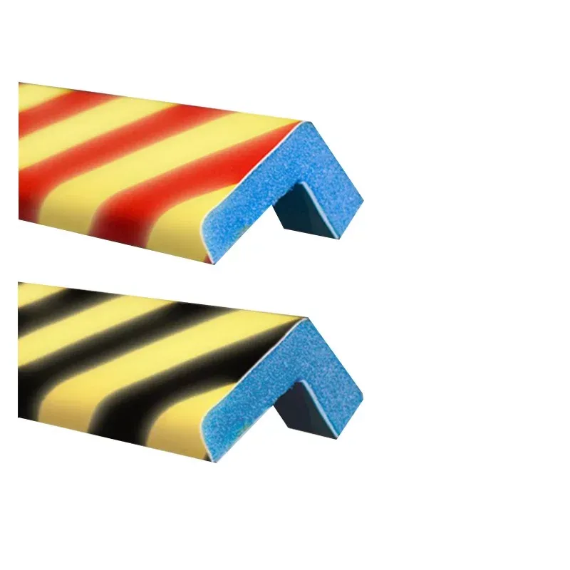 Černo-žlutá pěnová výstražná fotoluminiscenční ochrana rohů zdí, stěn typ AC - délka 100 cm, šířka 4,5 x 4,5 cm, tloušťka 1 cm