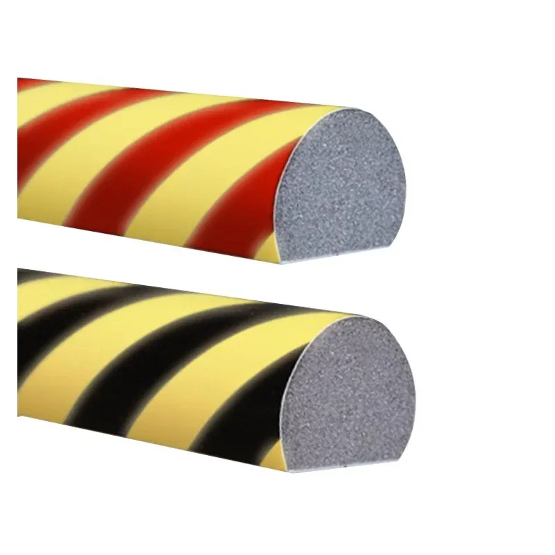 Černo-žlutá pěnová výstražná fotoluminiscenční ochrana zdí, stěn typ AC - délka 100 cm, výška 4,5 cm