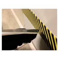 Černo-žlutá pěnová výstražná ochrana zdí, stěn PI-4M - délka 100 cm, šířka 7 cm, výška 1 cm