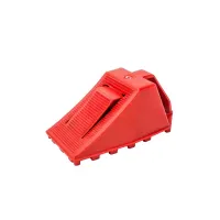 Červený plastový bezpečnostní zakládací klín pod kola - délka 21 cm, šířka 10 cm, výška 9 cm